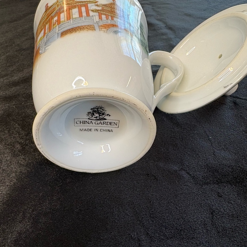 Vintage Ceramic Chinese- Style Lidded Teacup - Picture 7 of 8